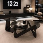 Ensemble table basse ronde et table d’appoint en verre fumé avec piètement noir dans un salon