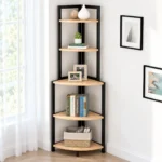 Étagère d’angle 5 niveaux en bois naturel clair et fer noir dans un coin de salon