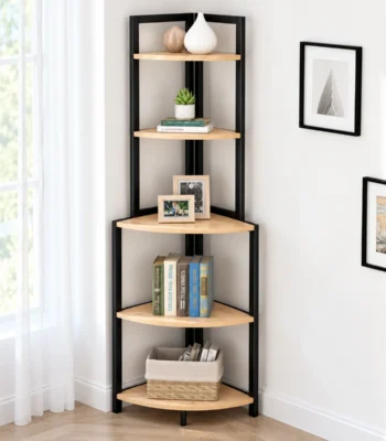 Étagère d’angle 5 niveaux en bois naturel clair et fer noir dans un coin de salon
