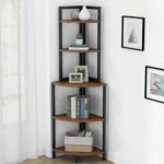 Étagère d’angle 5 niveaux en bois noyer marron et fer noir dans un coin de salon
