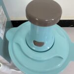 Vue du dessus du hachoir manuel à pression avec poussoir et bouton de verrouillage