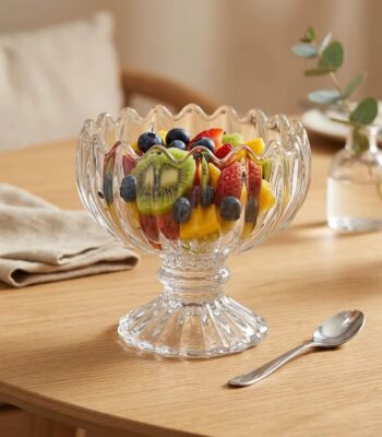 Coupe à dessert en verre sur pied à bord ondulé avec salade de fruits