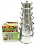 7 marmites en aluminium empilées avec leur carton