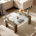Table basse en verre trempé avec étagère en verre dépoli et pieds effet bois sur un tapis
