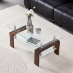 Table basse rectangulaire en verre trempé avec étagère et pieds effet bois devant un canapé