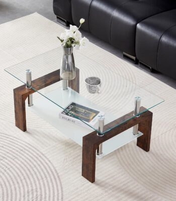 Table basse rectangulaire en verre trempé avec étagère et pieds effet bois devant un canapé