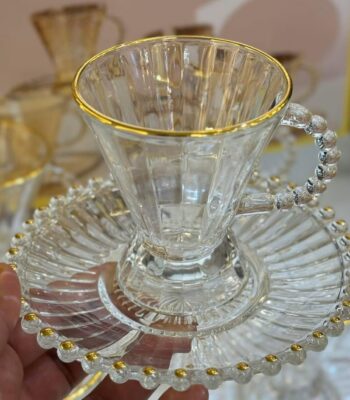 Tasse en verre strié avec sous-tasse à bord perlé doré et anse perlée
