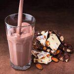 Verre droit à facettes 300 ml avec milkshake au chocolat