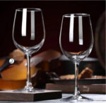 Deux verres à pied en verre transparent sur une table